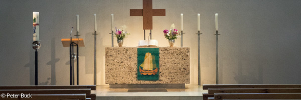 Kirche mit Altar und Kerzen