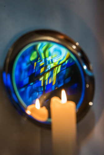 Trinitatiskirche Fensterspiegelung Kerzenteller