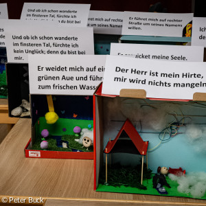 Gestaltete Kartons mit Versen aus dem 23. Psalm