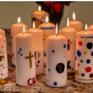 Die von den Konfirmandinnen und Konfirmanden gebastelten Kerzen stehen am Altar